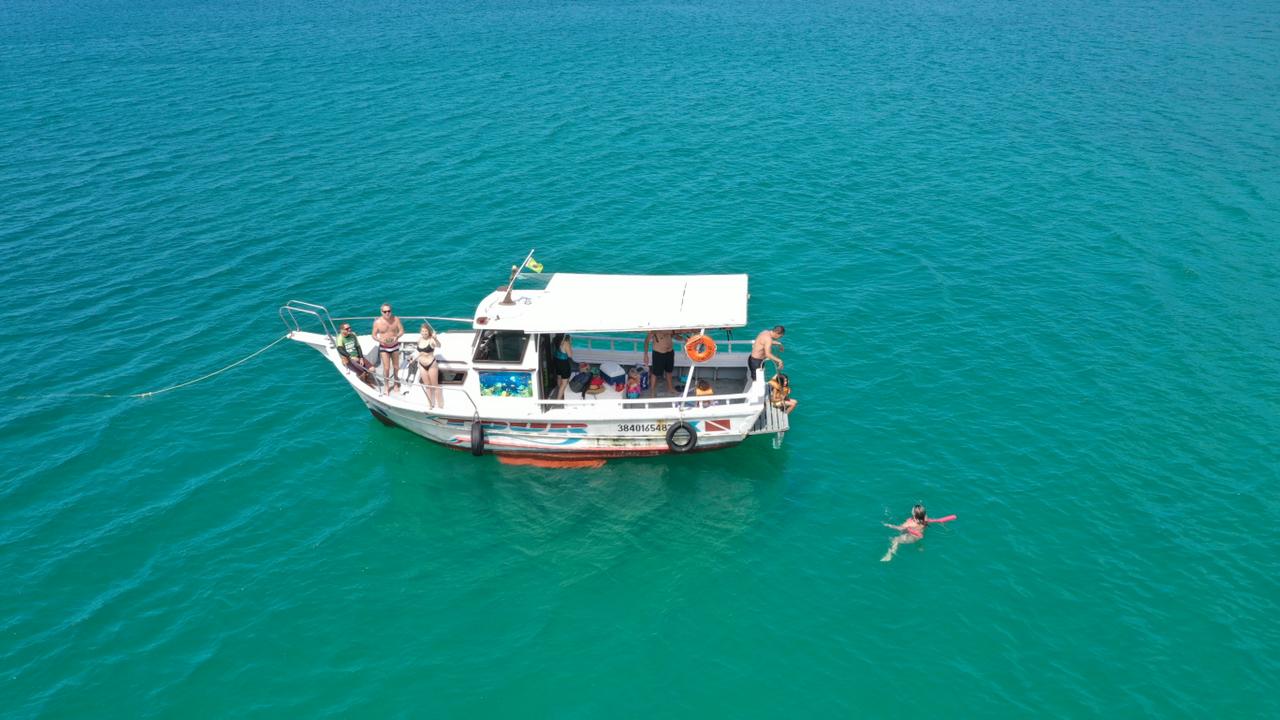 Barco privativo em alto mar